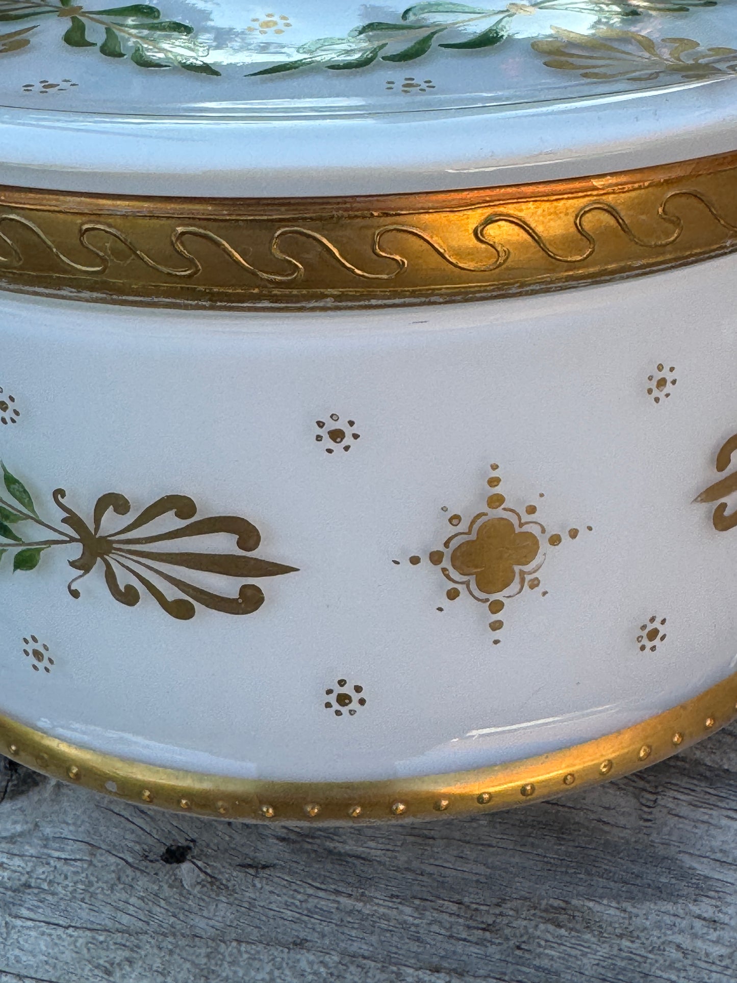 Antique Moser Glass Box – Hand-Painted Opaline with Gold & Laurel Leaves – Karlsbad ca. 1880–1900