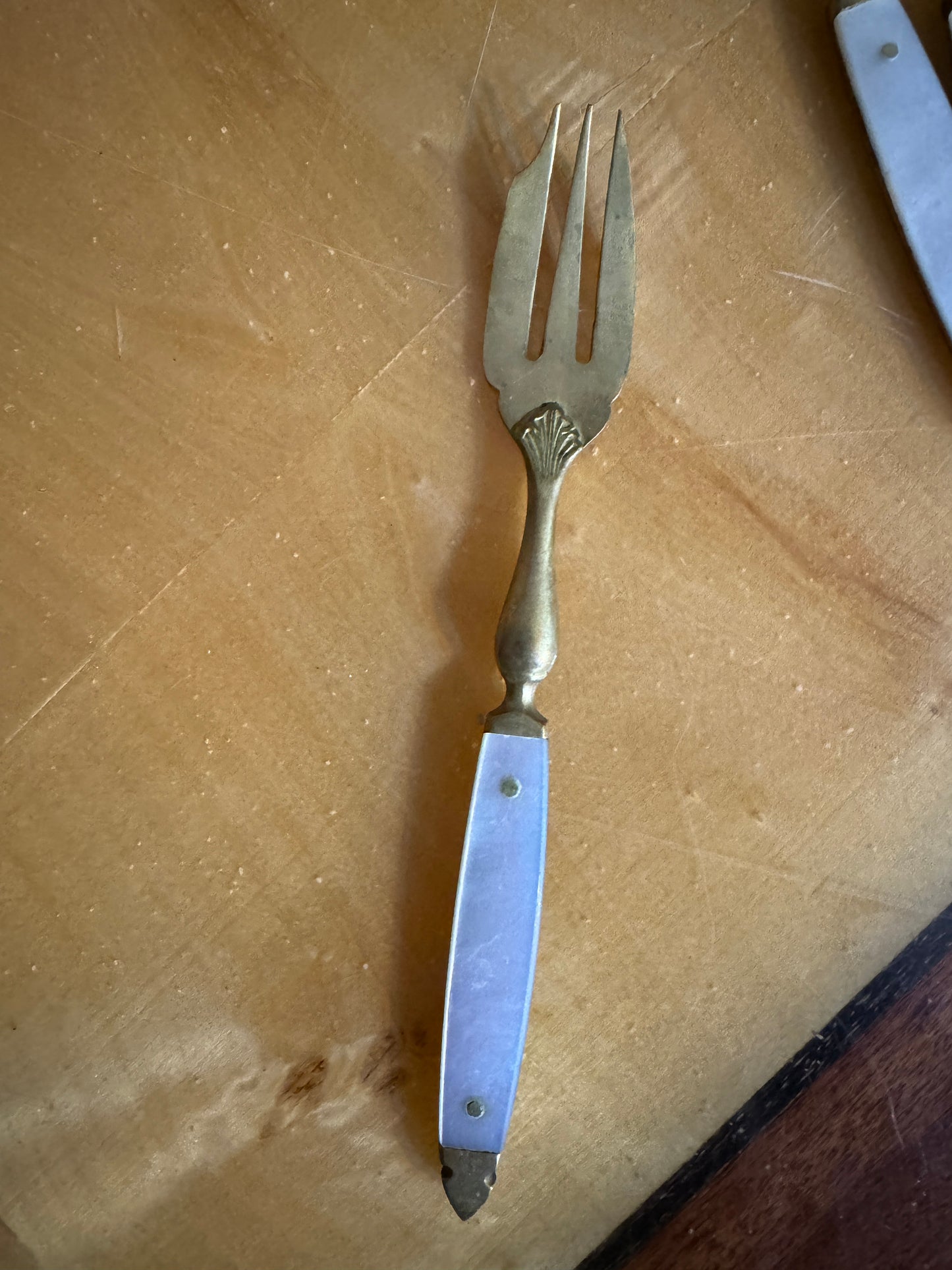 Vintage French Dessert Forks – Brass & Mother-of-Pearl Handles, Set of 6 (1940s–1960s)
