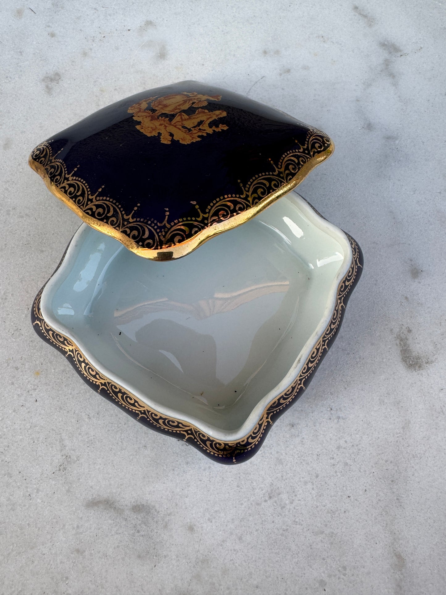 Limoges France Cobalt Blue Trinket Box – FM Label de Qualité – Rococo Gold – 10×10 cm