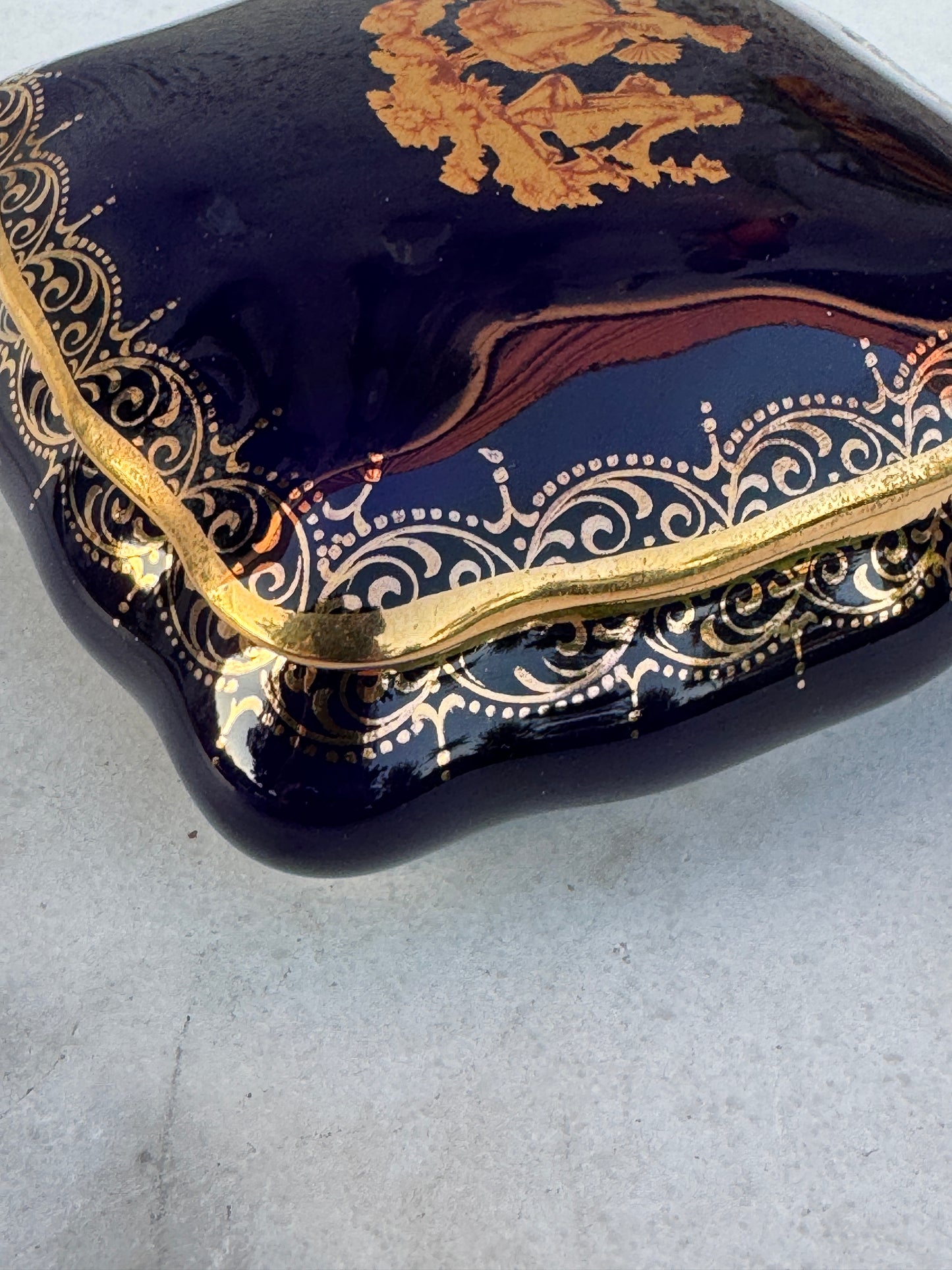 Limoges France Cobalt Blue Trinket Box – FM Label de Qualité – Rococo Gold – 10×10 cm