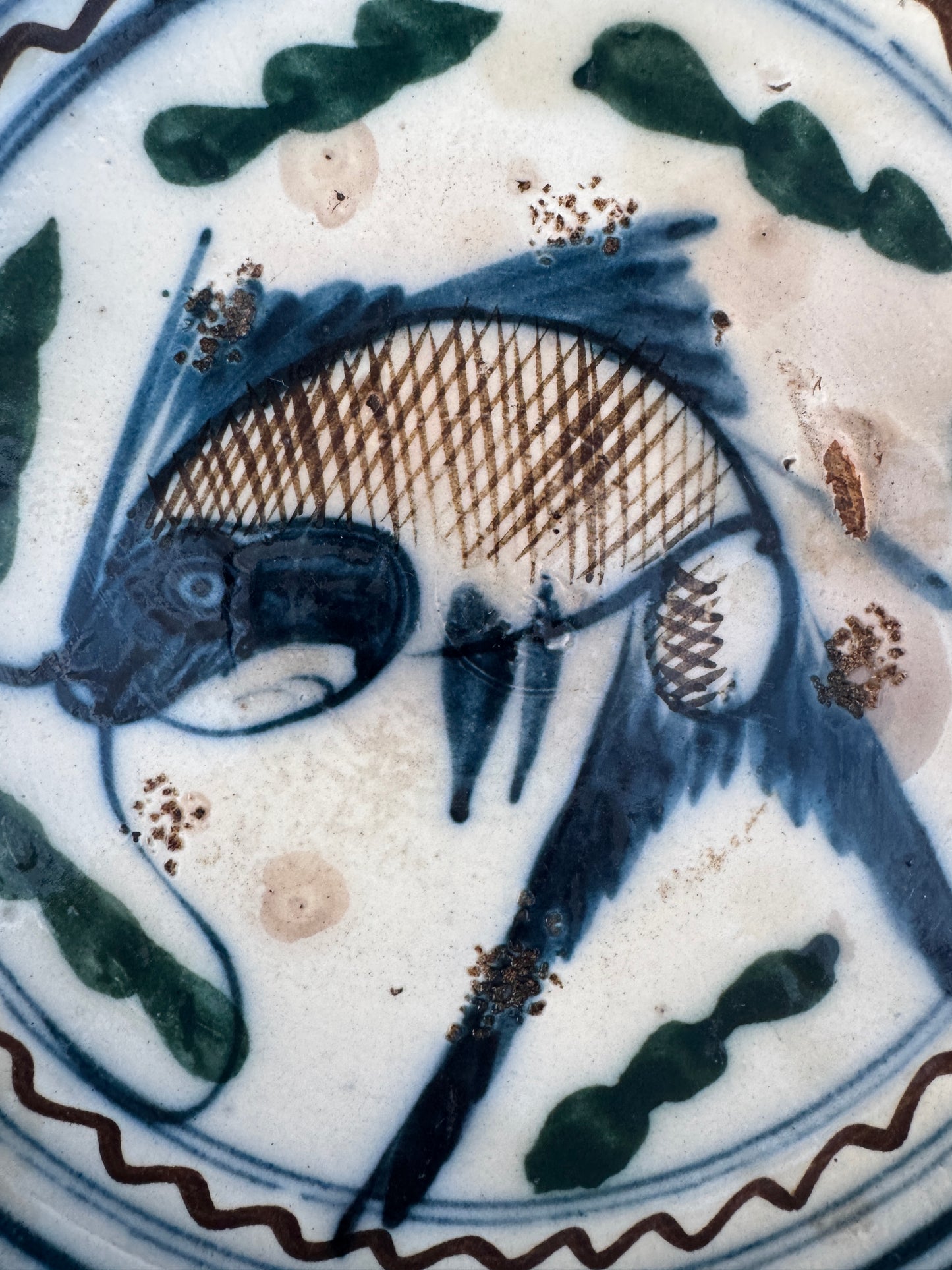 Antique Chinese Ceramic Plate – Fish Motif – Qing Dynasty Folk Art – ca. 1800 – 22 cm – Gallery Wax Seal