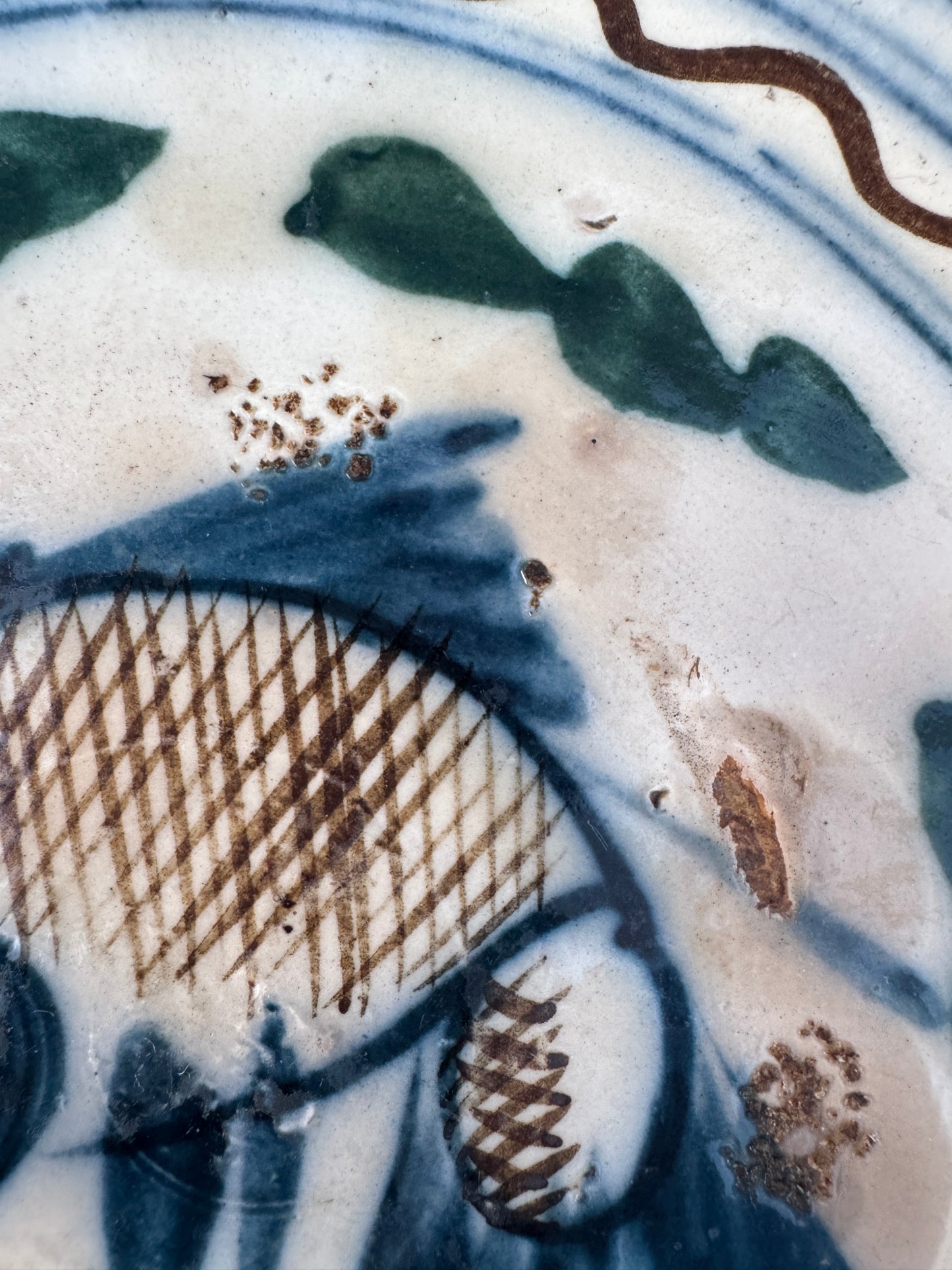 Antique Chinese Ceramic Plate – Fish Motif – Qing Dynasty Folk Art – ca. 1800 – 22 cm – Gallery Wax Seal