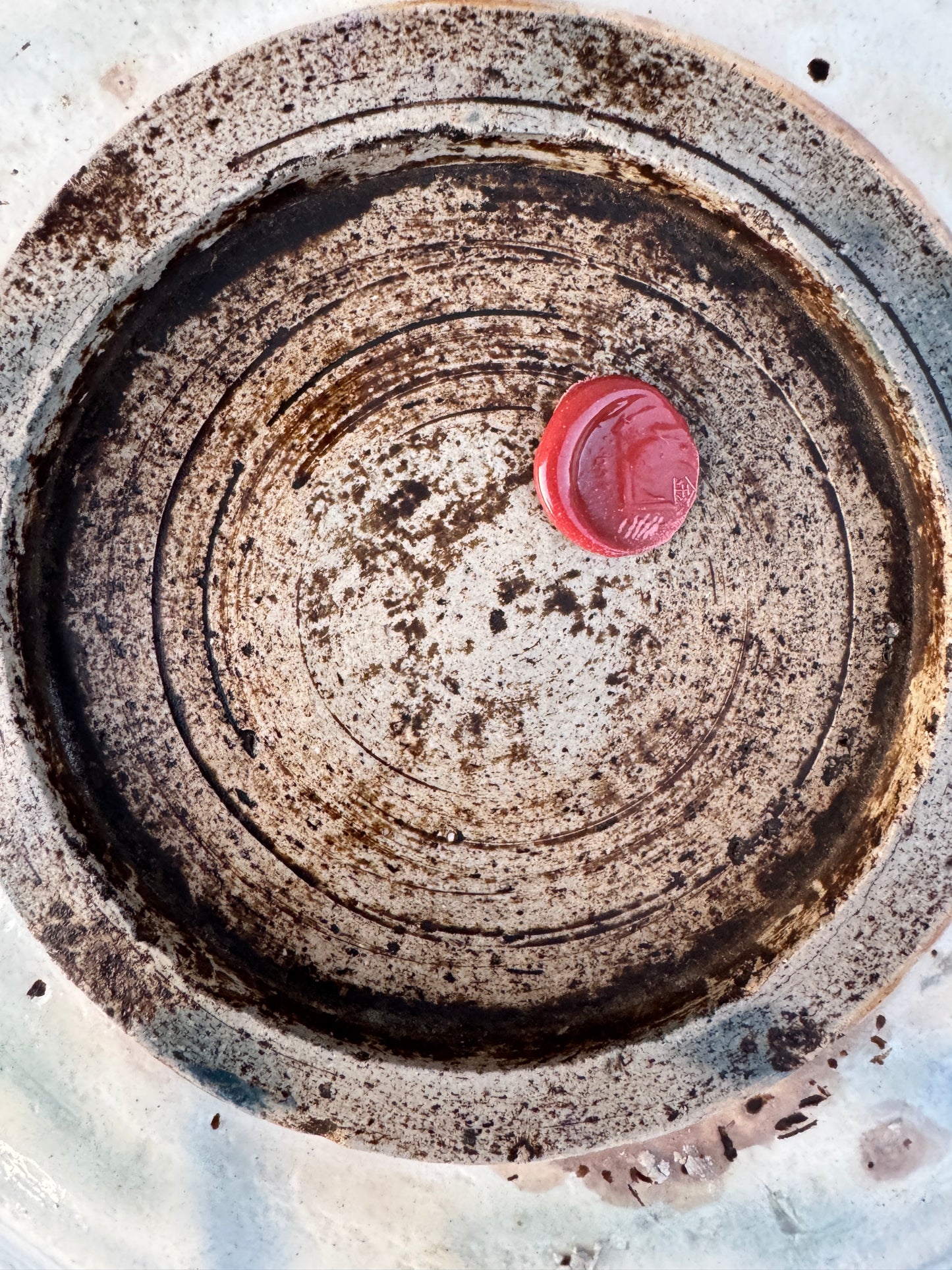 Antique Chinese Ceramic Plate – Fish Motif – Qing Dynasty Folk Art – ca. 1800 – 22 cm – Gallery Wax Seal