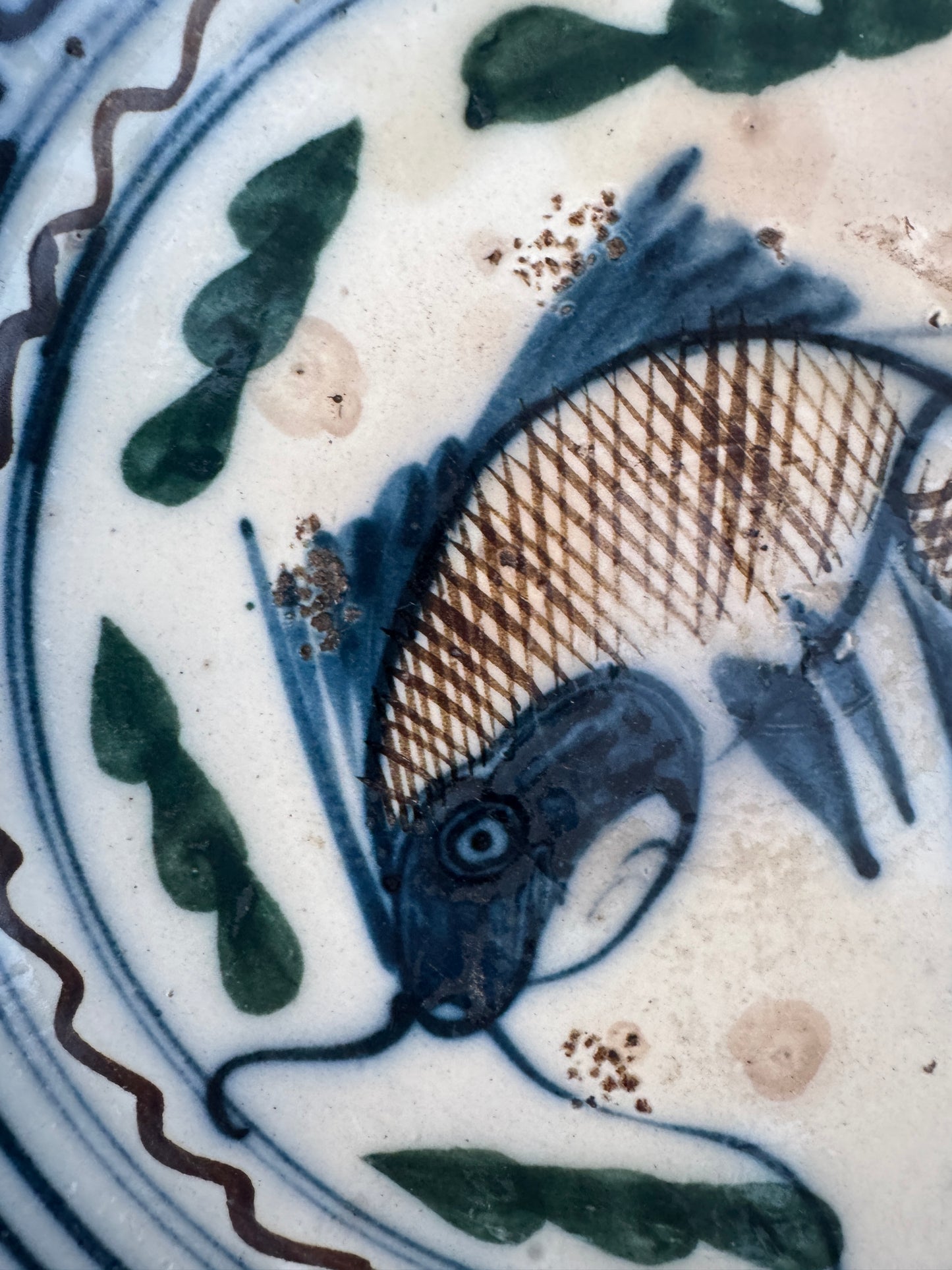 Antique Chinese Ceramic Plate – Fish Motif – Qing Dynasty Folk Art – ca. 1800 – 22 cm – Gallery Wax Seal