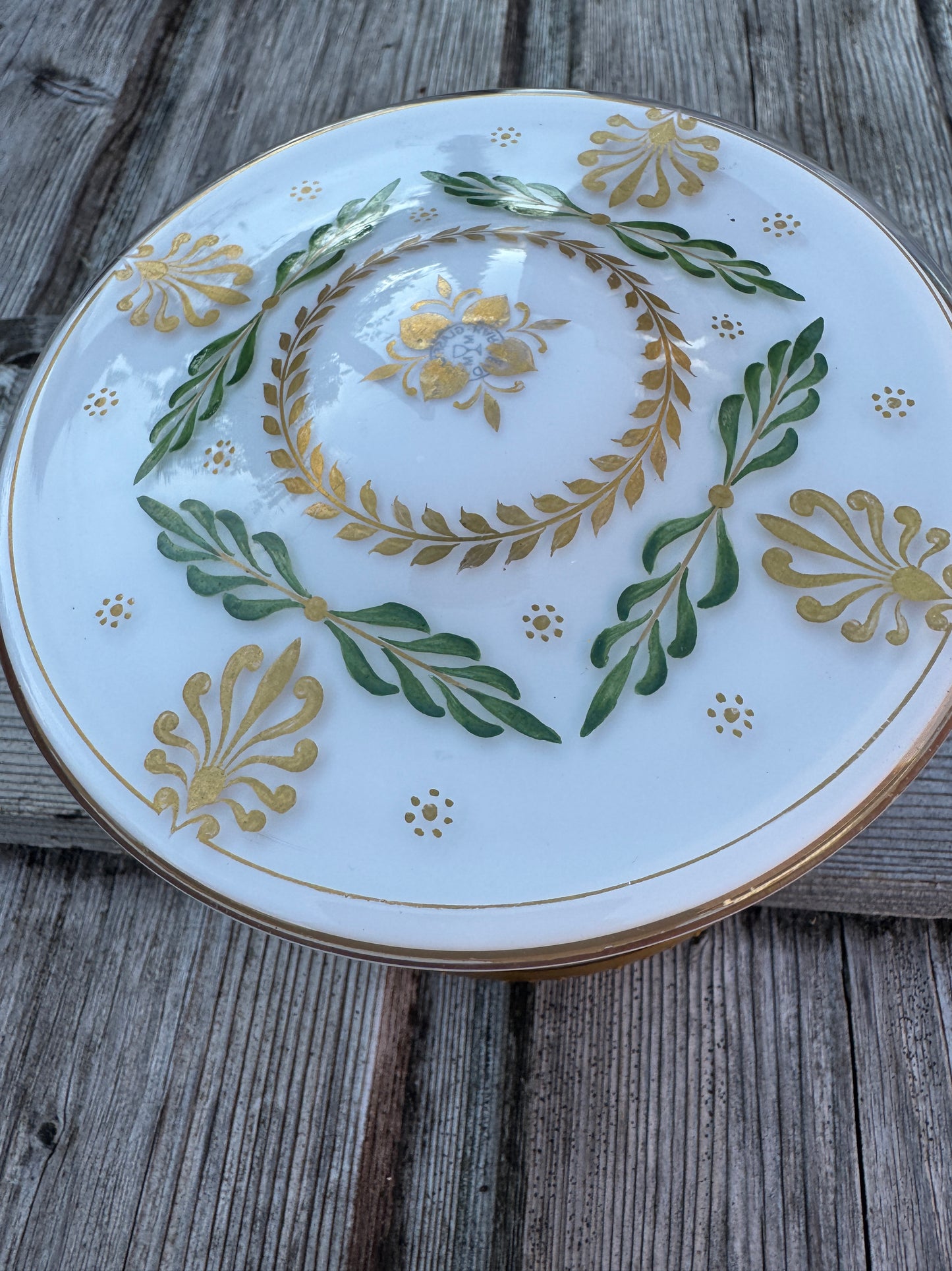 Antique Moser Glass Box – Hand-Painted Opaline with Gold & Laurel Leaves – Karlsbad ca. 1880–1900