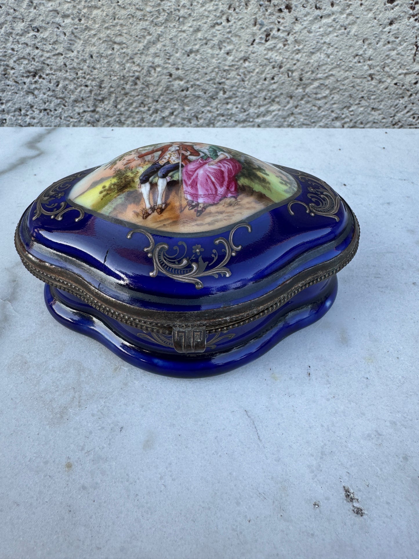 Cobalt Blue Porcelain Jewelry Casket – Sèvres-Style Courting Scene – Brass Mount – ca. 1900–1930
