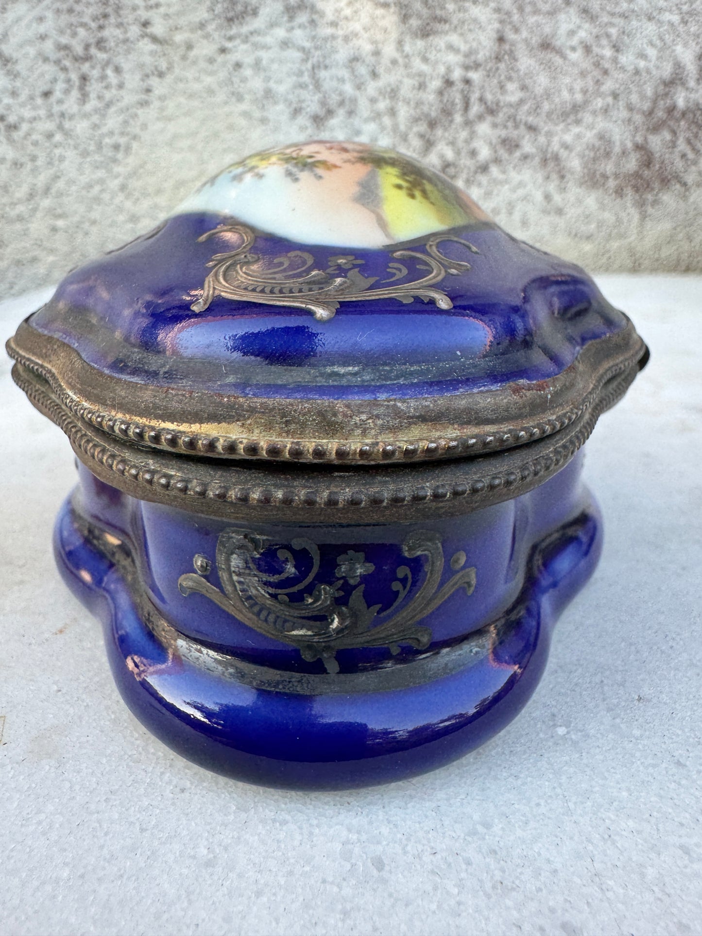 Cobalt Blue Porcelain Jewelry Casket – Sèvres-Style Courting Scene – Brass Mount – ca. 1900–1930