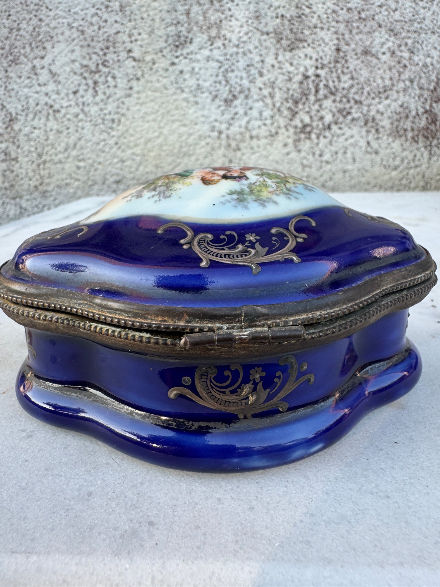 Cobalt Blue Porcelain Jewelry Casket – Sèvres-Style Courting Scene – Brass Mount – ca. 1900–1930