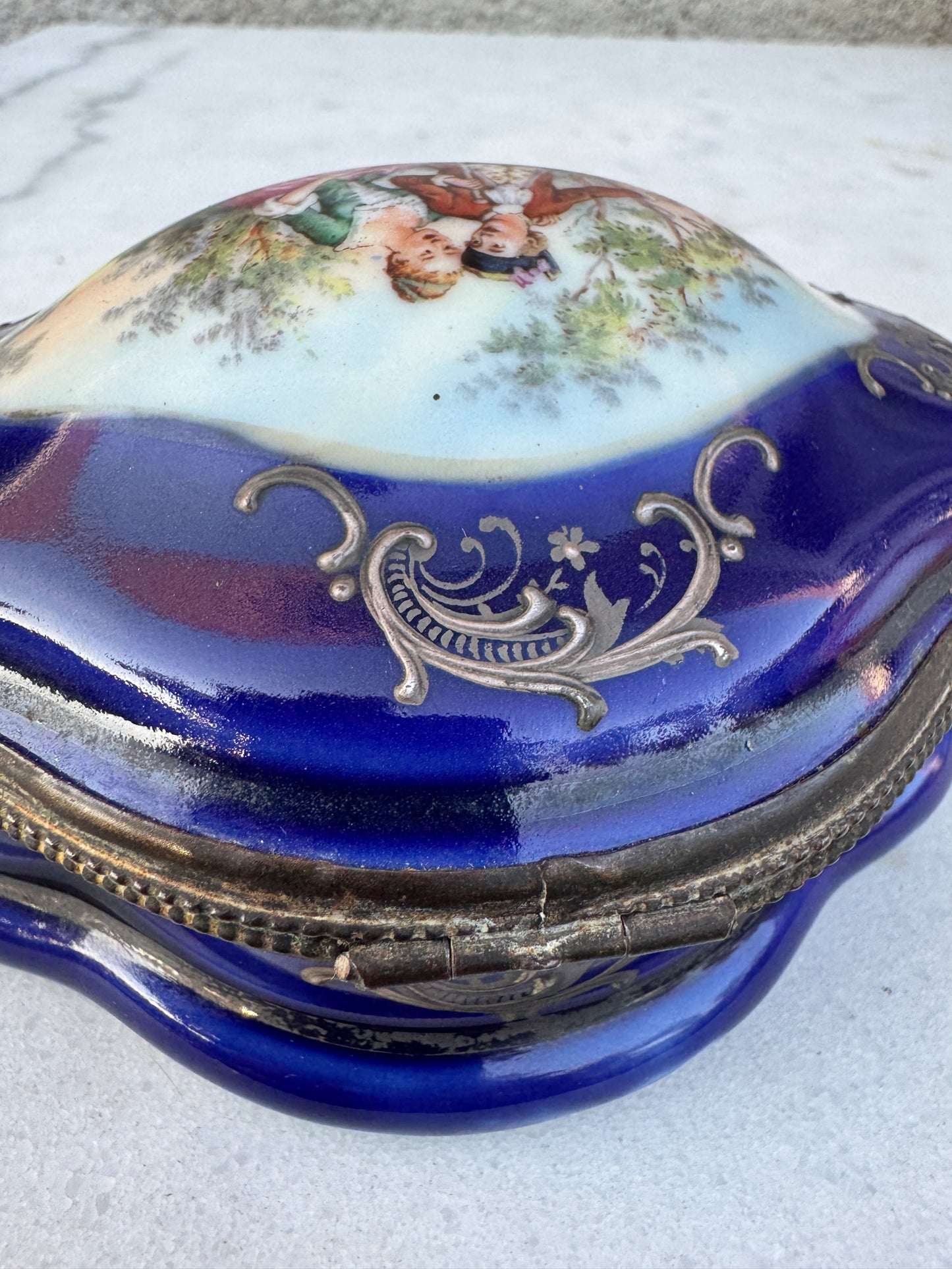 Cobalt Blue Porcelain Jewelry Casket – Sèvres-Style Courting Scene – Brass Mount – ca. 1900–1930