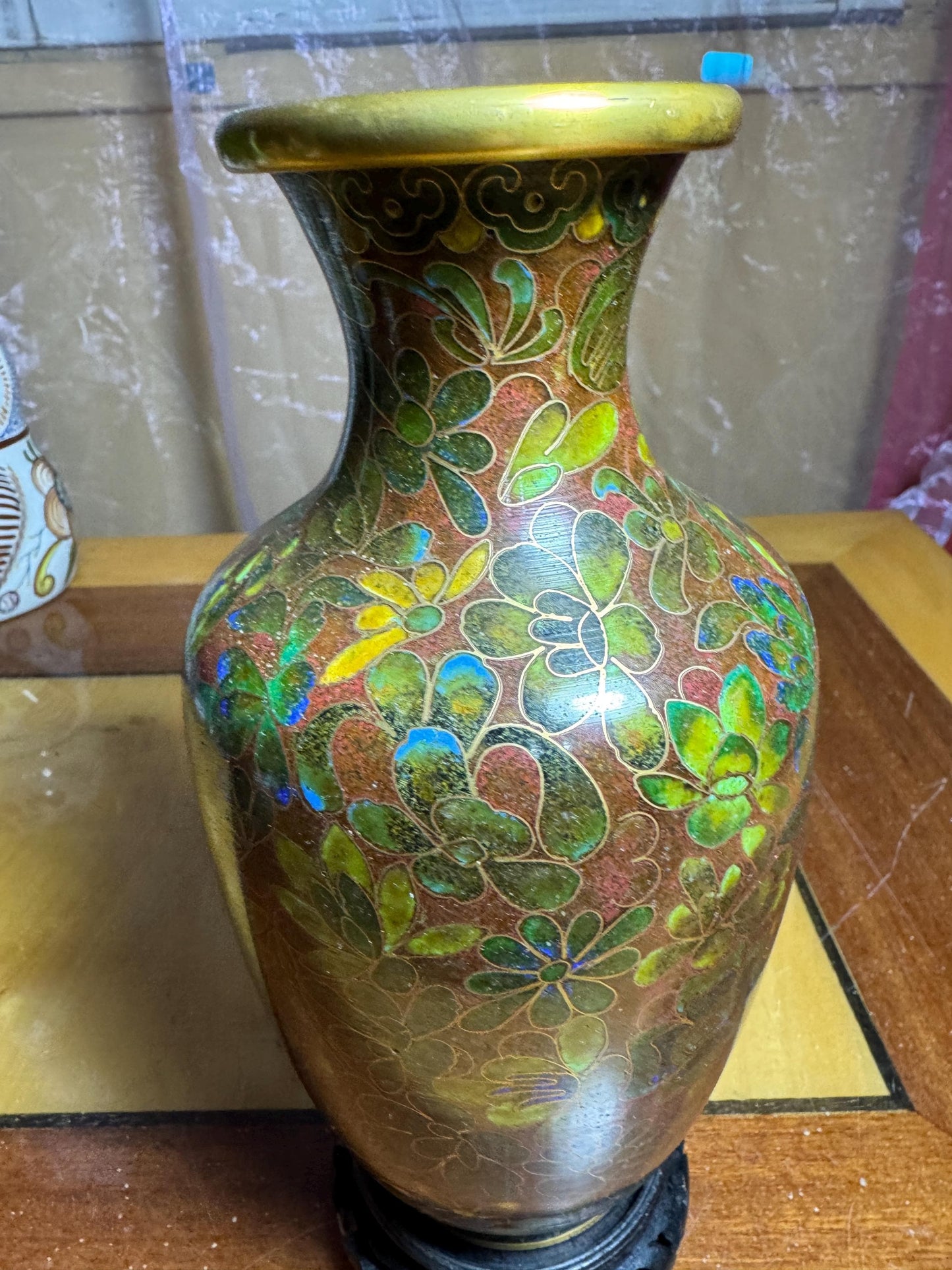 Vintage Chinese Cloisonné Vase – Floral Enamel Design – 21 cm – Gilded Rim – with Wooden Stand