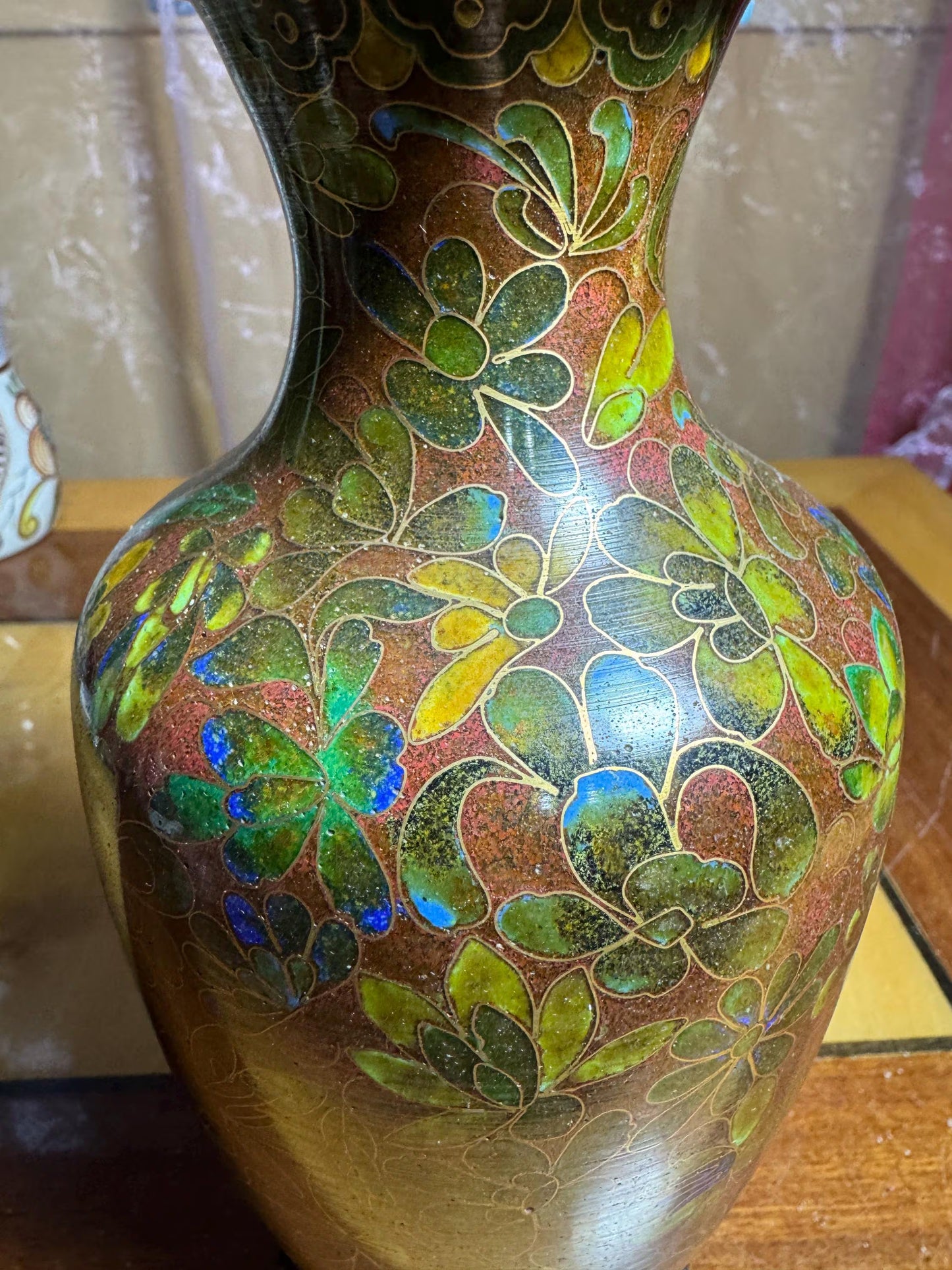 Vintage Chinese Cloisonné Vase – Floral Enamel Design – 21 cm – Gilded Rim – with Wooden Stand