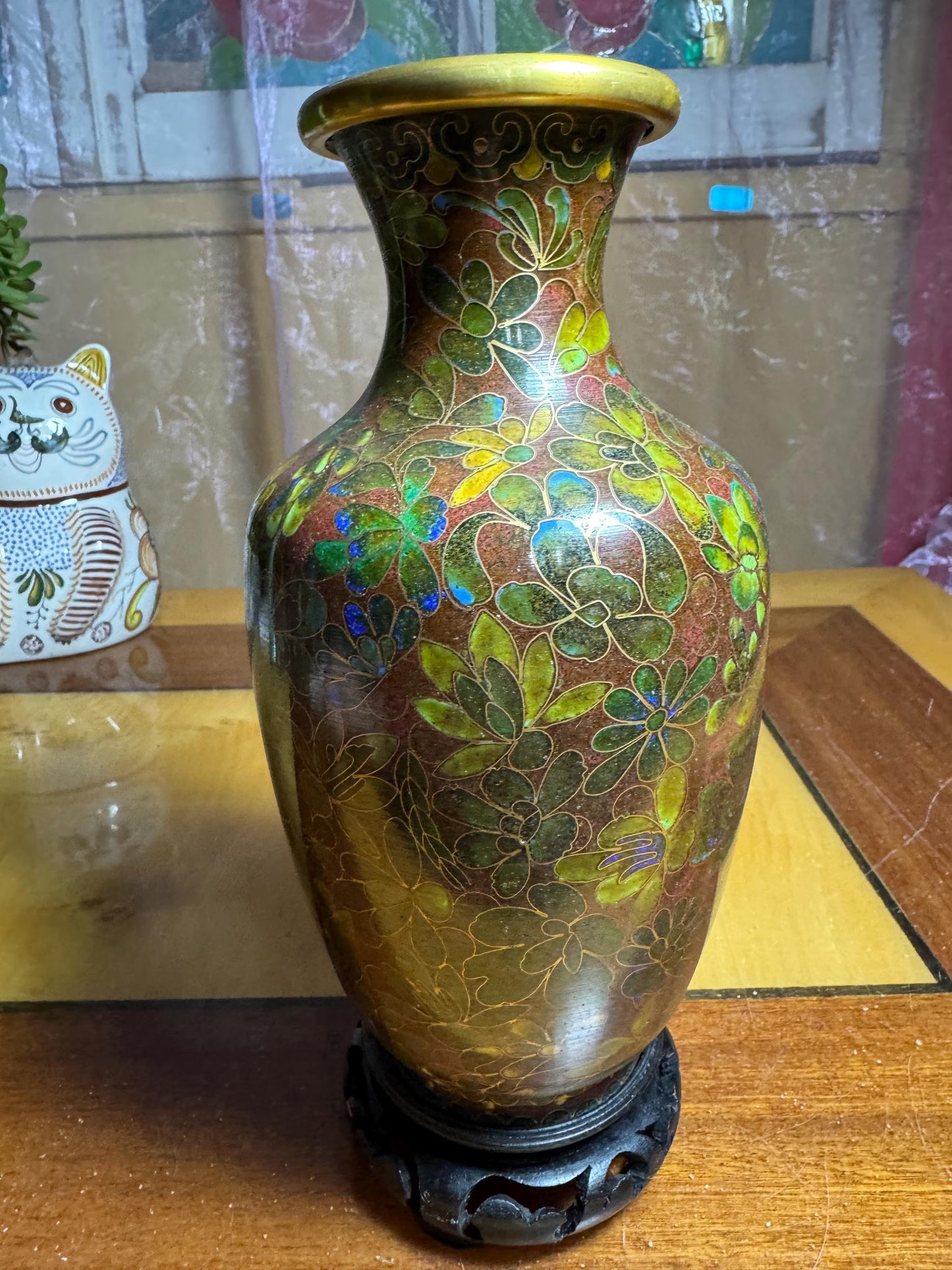 Vintage Chinese Cloisonné Vase – Floral Enamel Design – 21 cm – Gilded Rim – with Wooden Stand
