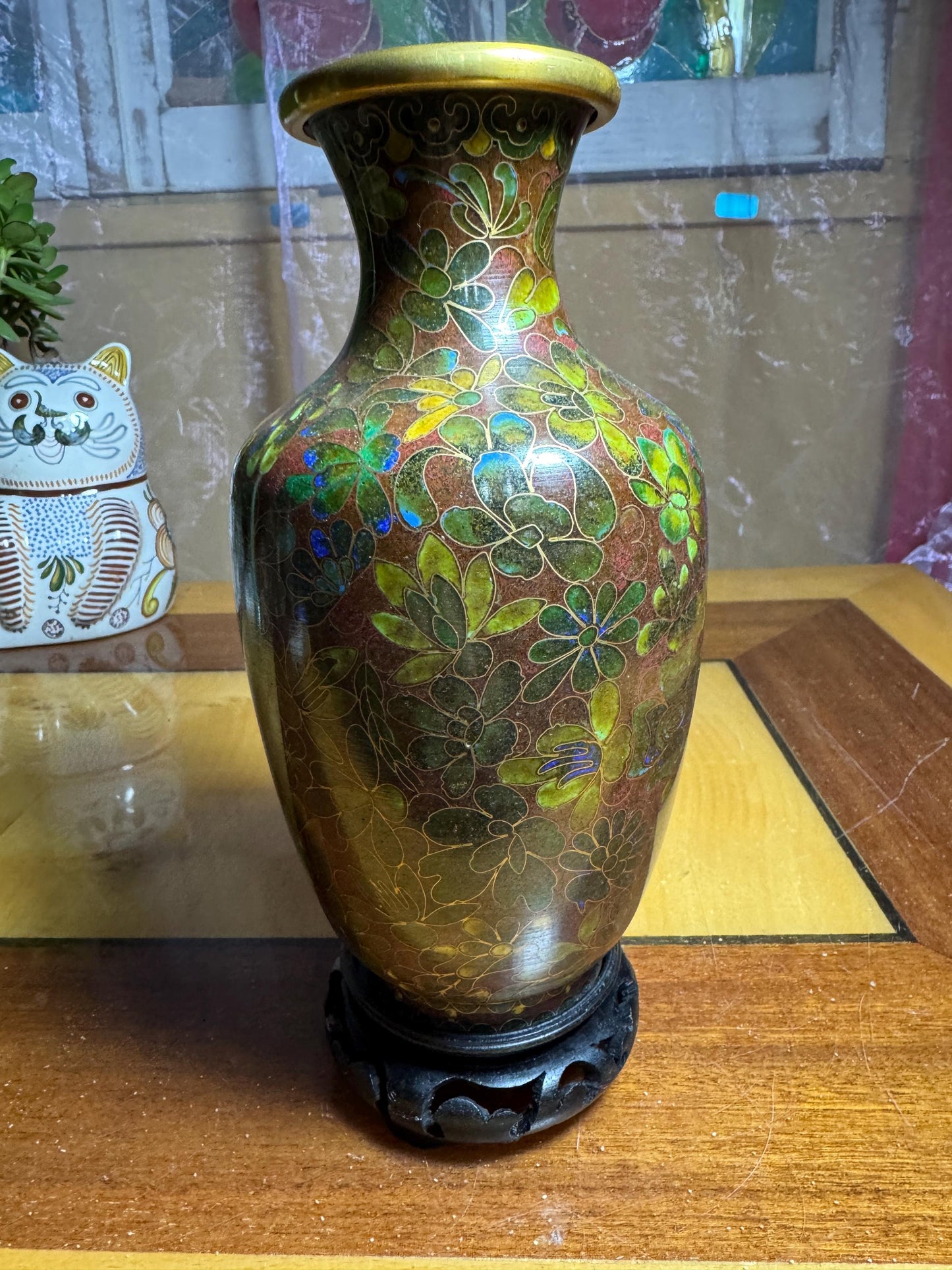 Vintage Chinese Cloisonné Vase – Floral Enamel Design – 21 cm – Gilded Rim – with Wooden Stand