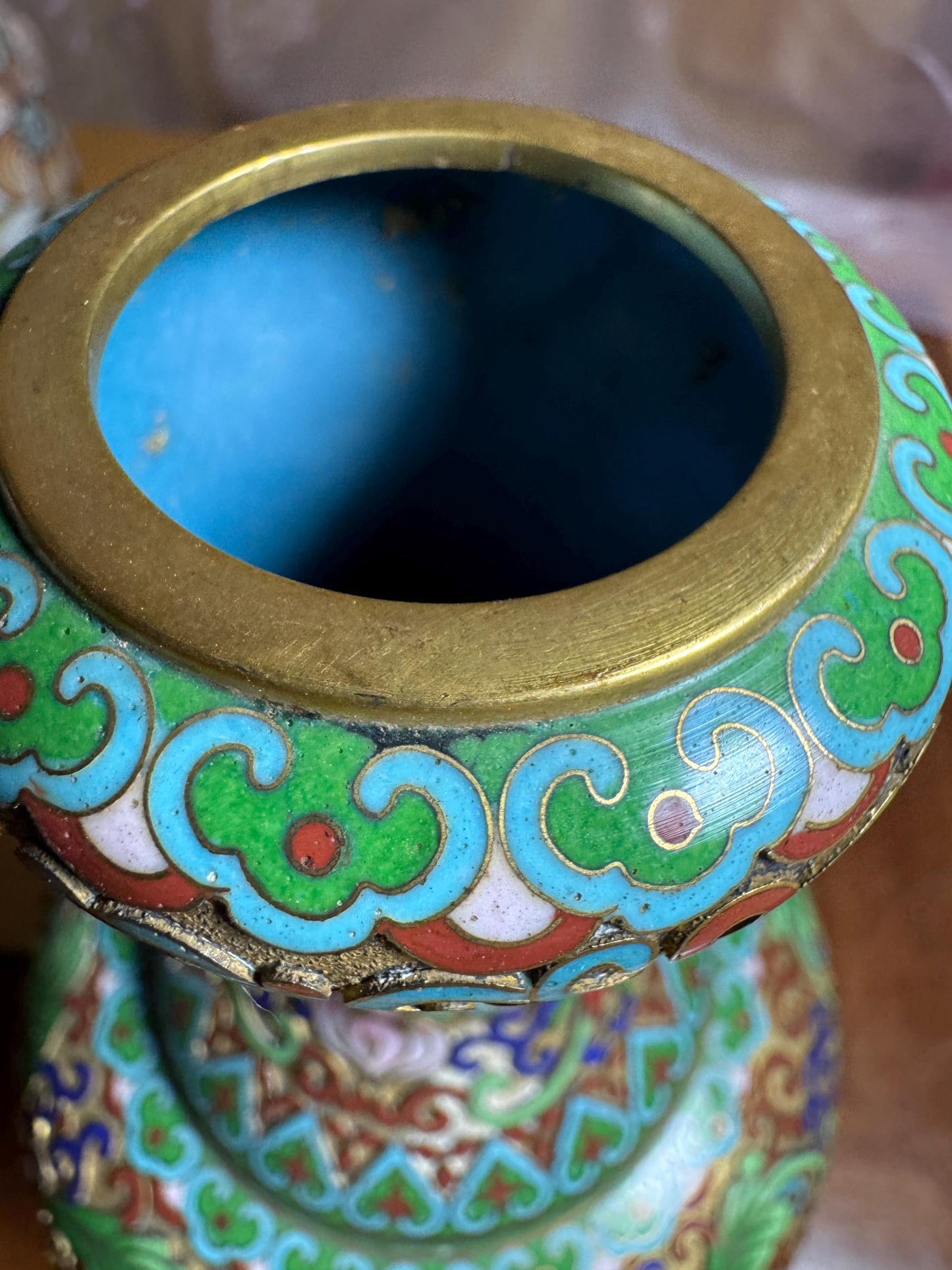Vintage Chinese Cloisonné Vase with Wooden Stand – 23 cm – Multicolor Floral Enamel