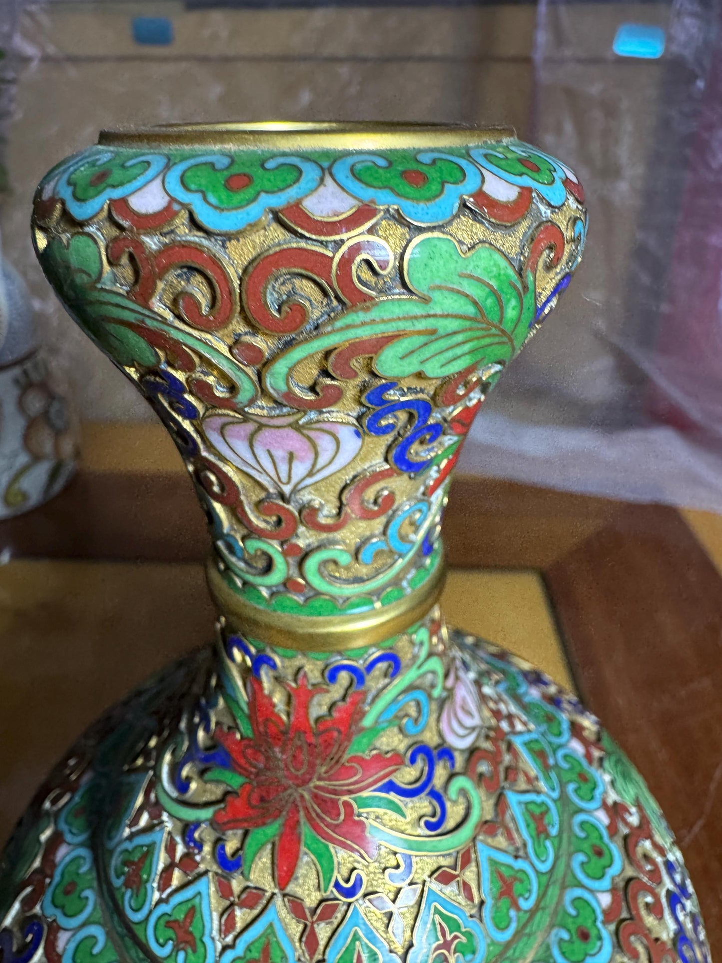Vintage Chinese Cloisonné Vase with Wooden Stand – 23 cm – Multicolor Floral Enamel