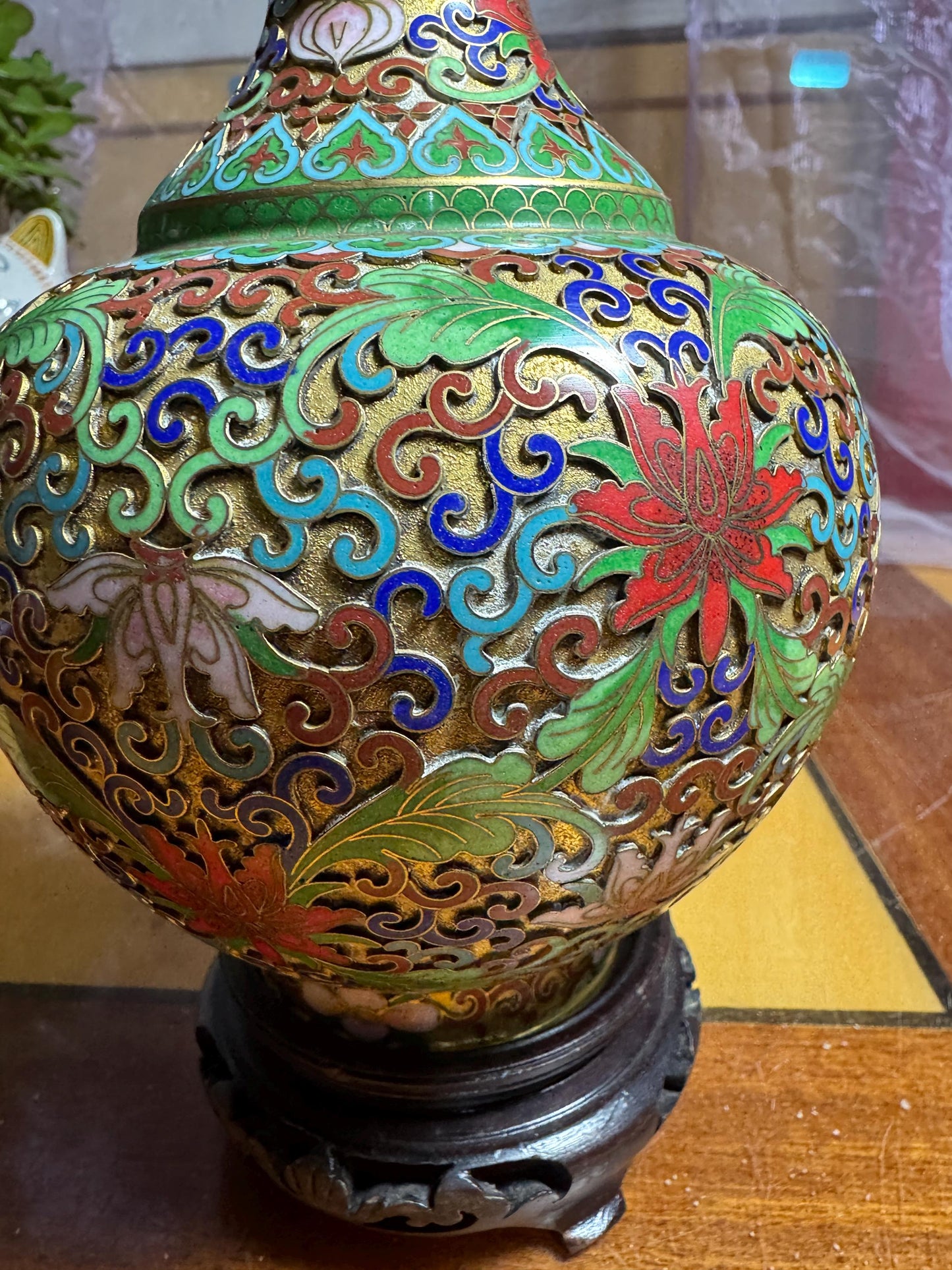 Vintage Chinese Cloisonné Vase with Wooden Stand – 23 cm – Multicolor Floral Enamel