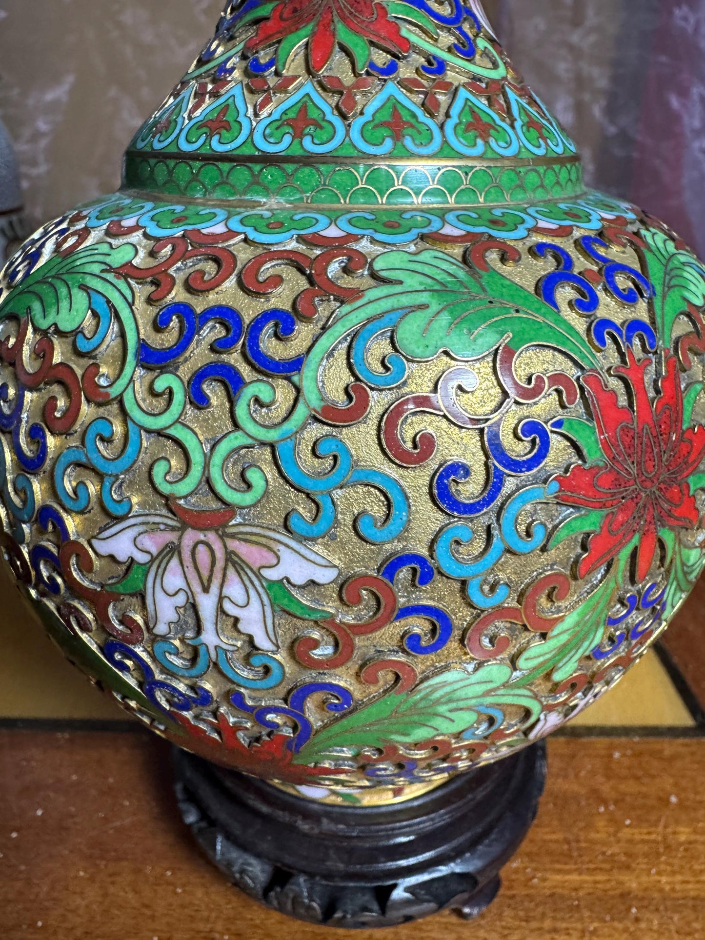 Vintage Chinese Cloisonné Vase with Wooden Stand – 23 cm – Multicolor Floral Enamel