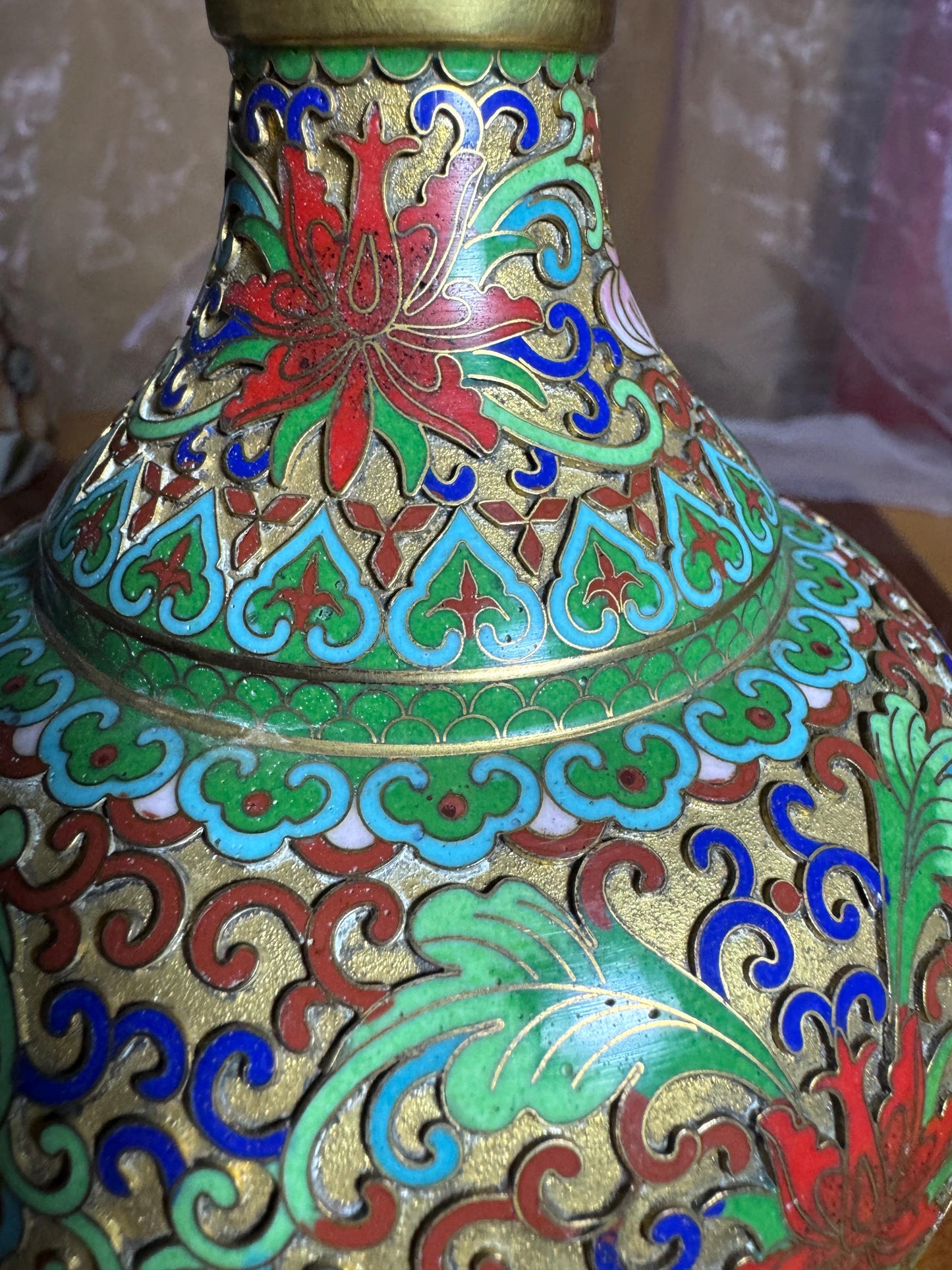 Vintage Chinese Cloisonné Vase with Wooden Stand – 23 cm – Multicolor Floral Enamel