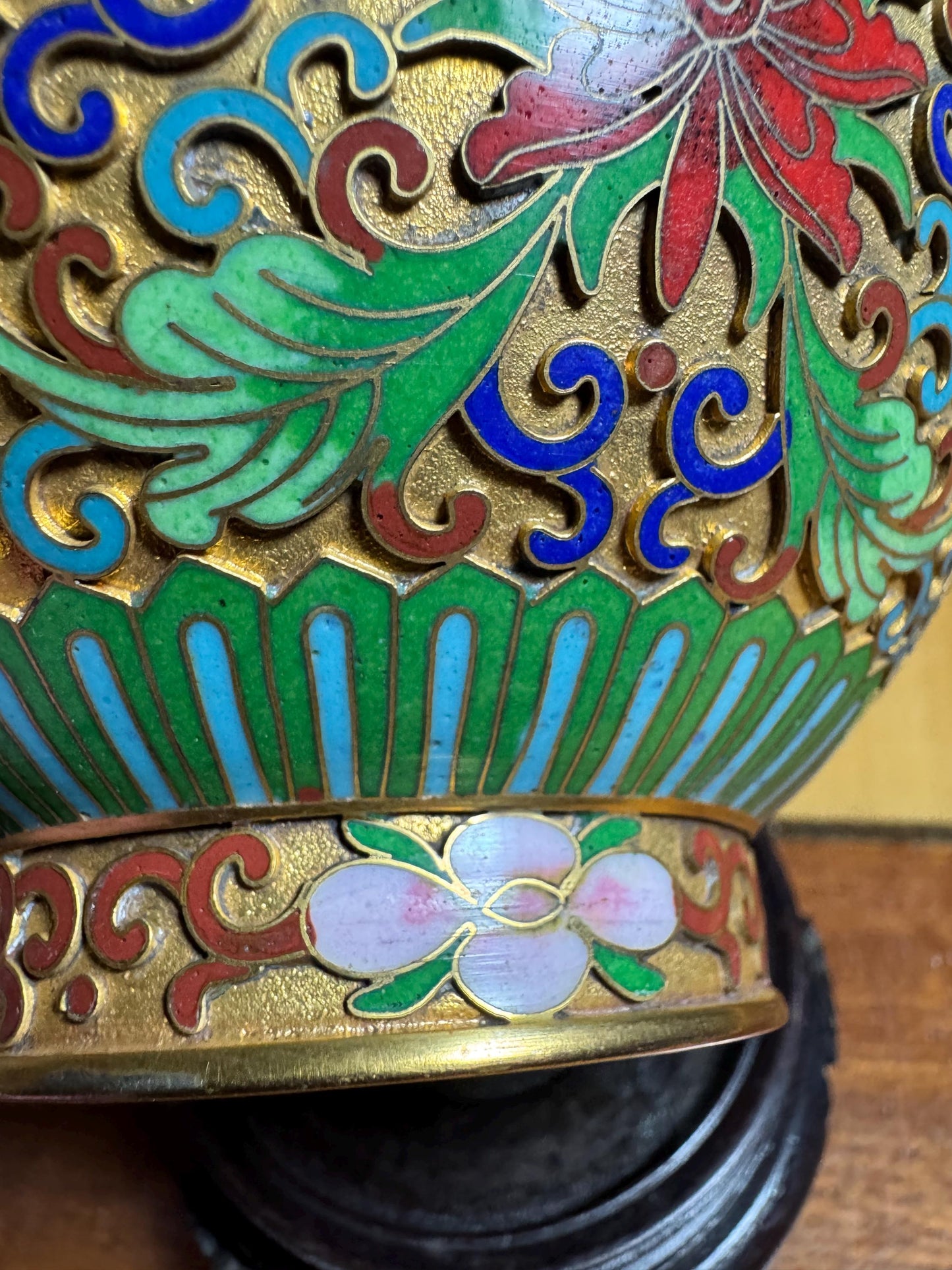 Vintage Chinese Cloisonné Vase with Wooden Stand – 23 cm – Multicolor Floral Enamel