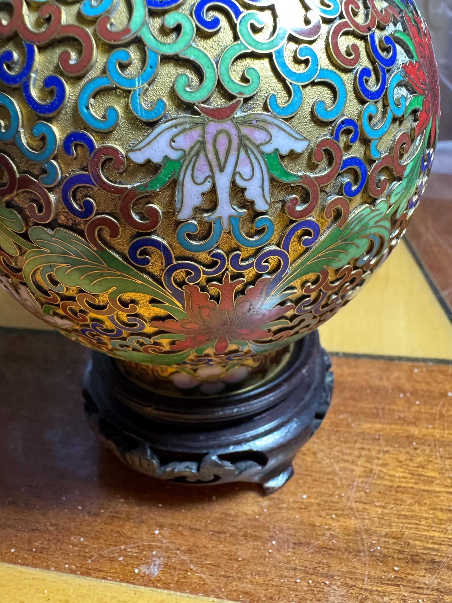 Vintage Chinese Cloisonné Vase with Wooden Stand – 23 cm – Multicolor Floral Enamel